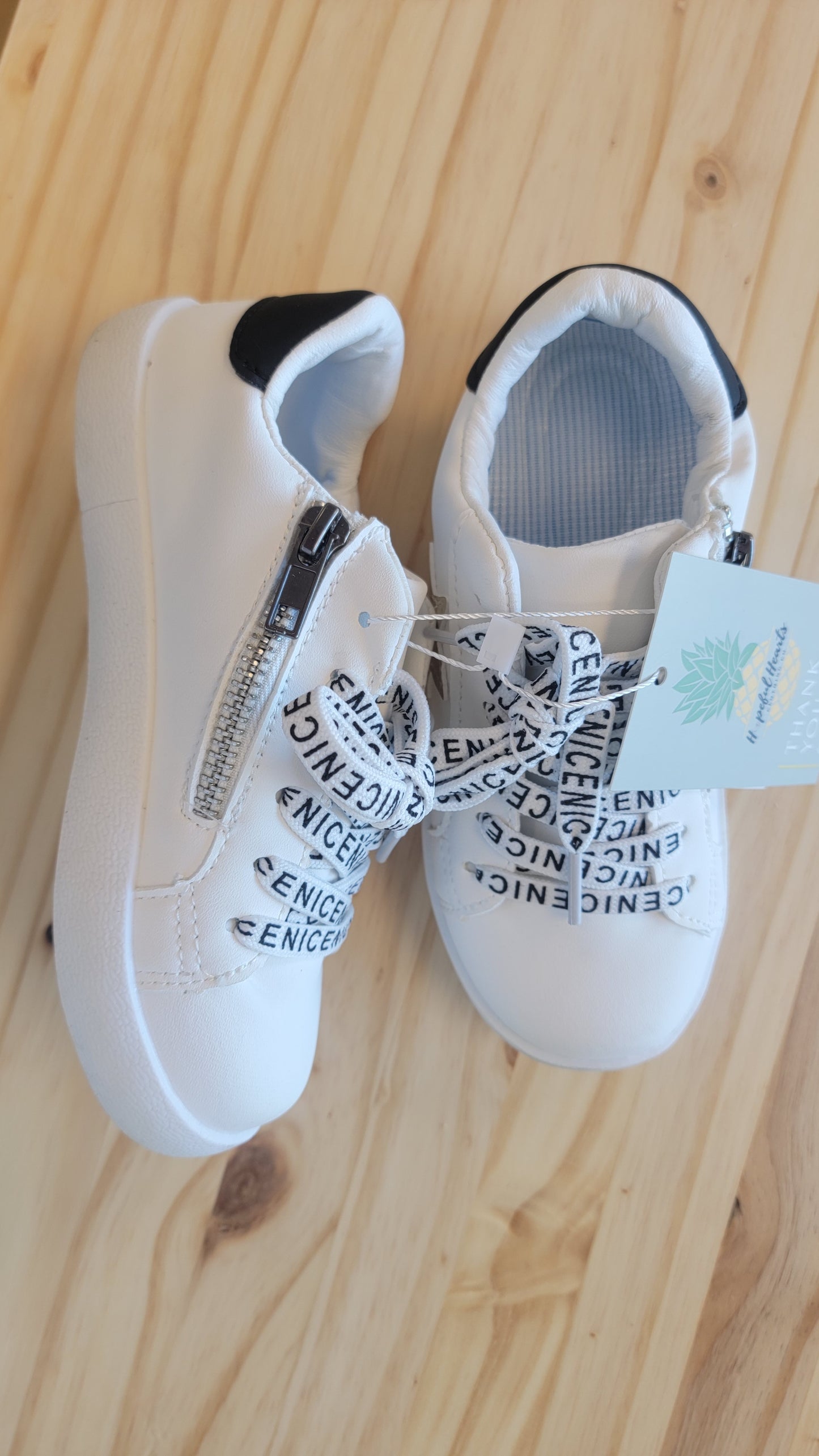 Gold Star Sneaker – Stylische weiße Sneakers mit glamourösem Goldstern-Akzent
