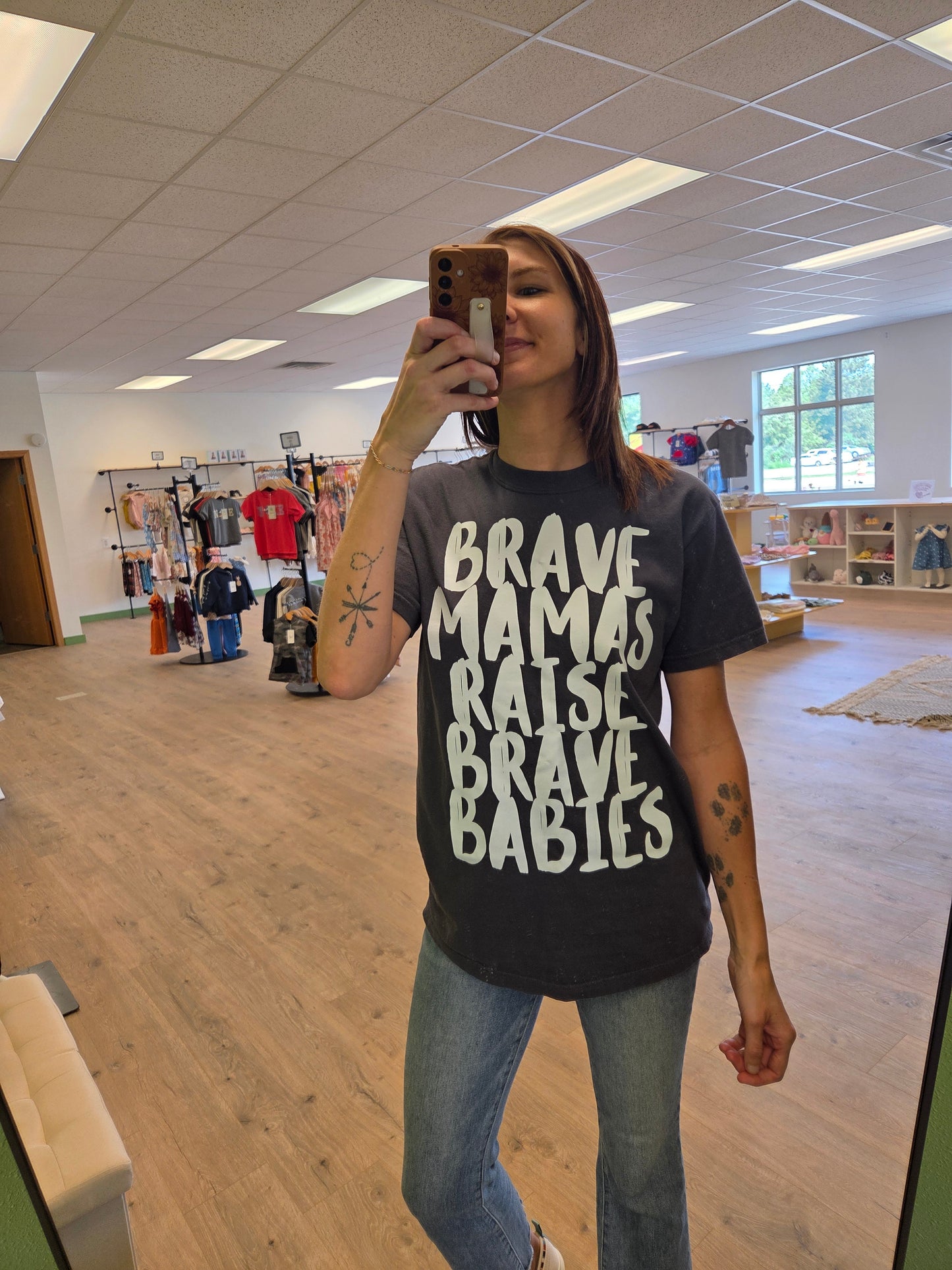 Inspirational moms’ tee in heavyweight cotton, graphic shirt promoting strength and motherhood closeup