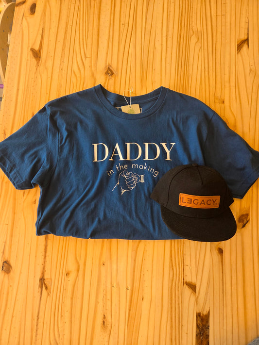 Geschenkset "Daddy in the Making" – T-Shirt "Fatherhood" & Kinder-Cap "Legacy" Bundle